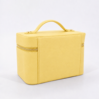 Trousse de Maquillage en PU Grainé Jaune Beurre Personnalisable avec Logo, Fermeture Éclair Dorée et Poignée Supérieure pour Femme, Idéale Voyage, Vente en Gros OEM