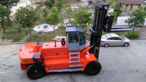 Montacargas SOCMA de 36 Toneladas con Batería de Iones de Litio, Tracción en las Cuatro Ruedas, Longitud de Horquilla de 2440 mm, Neumáticos con Relleno de Espuma, Operación Manual - Product Image 6