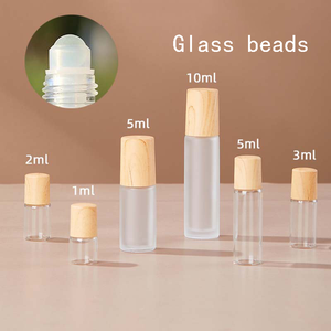 Rotolo di vetro portatile su bottiglia ricaricabile per olio essenziale con rullo inossidabile e fiala di profumo con coperchio in bambù - Product Image 2