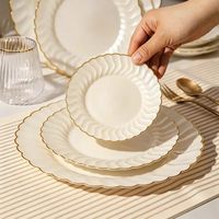 Assiettes jetables élégantes au design moderne, en plastique ivoire festonné avec bord doré, sans BPA, pour dîner et dessert, idéales pour fêtes et mariages