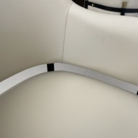 Chaise de salle à manger moderne avec dossier en cuir, revêtement blanc crème et structure en métal noir avec accents dorés pour salle à manger