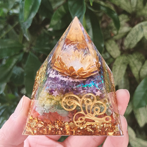 Pyramide en résine époxy avec galets de cristal, ornement de bureau, décoration d'aquarium, cadeau - Product Image 3