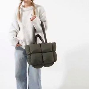 Usine BSCI, logo personnalisé, grande capacité, sac à main léger et tendance pour femmes, sac fourre-tout matelassé pour femmes - Product Image 5
