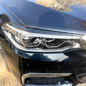 Autocollant pour sourcils de phare BMW Série 5 G30, texture carbone noir piano, 2017-2020, garniture ABS - Product Image 1