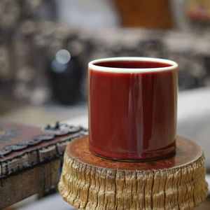 La tasse en céramique rouge exquise a une forme unique et convient au café et au thé - Product Image 3