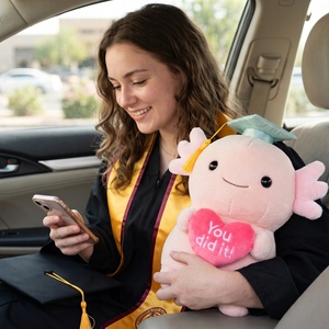 Peluche de Axolotl Rosa de Graduación al por Mayor con Gorro y Corazón 'You Did It' para Tiendas de Regalos y Juguetes - Product Image 2