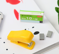 Vente directe du fabricant Agrafeuse manuelle miniature de couleur unie Portable Agrafes n°10 pour la papeterie scolaire