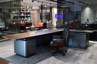 Bureau de direction moderne de luxe haut de gamme en forme de L avec panneau en bois peint pour salle de direction