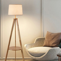 Lampadaire trépied en bois avec étagère ronde et abat-jour en tissu pour salon, chambre, chambre d'hôtel, salle d'attente