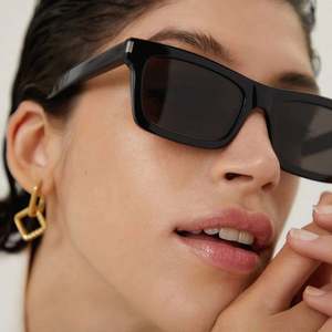 Gafas de Sol Cuadradas Pequeñas Negras con Remaches Vintage 2025 y Logotipo Personalizado, Protección UV400 para Hombre y Mujer - Product Image 3