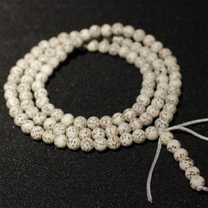 สร้อยข้อมือเมล็ดโพธิ์ไหหลำ 6 มม. 108 เม็ด ทรงกลม ขัดเงา ลายดาวพระจันทร์ สไตล์ชาติพันธุ์ เครื่องประดับทางศาสนา - Product Image 2