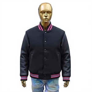 Chaqueta Varsity Personalizada de Invierno, Negra, Tejida, Resistente al Viento, con Cuello Alto, Logotipo Frontal, Ribete Rosa a Rayas, Poliéster/Algodón - Product Image 1
