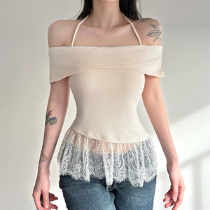 Camiseta de estilo coreano para mujer, con un solo hombro, con encaje, dobladillo con empalme de encaje, estilo dulce, de color contrastante, ajustada, versátil, con hombros descubiertos - Product Image 1