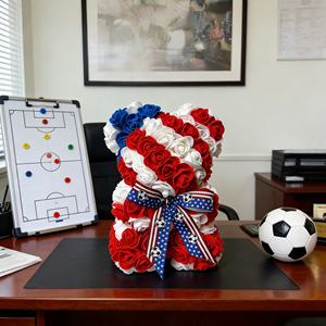 Ours en roses artificielles USA 2026 avec boîte cadeau, fleurs artificielles rouges, blanches et bleues, ours en peluche avec ruban de football étoiles et rayures - Product Image 2