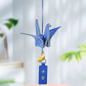 Pendentif de voiture populaire en cuir PU, ornement de voiture créatif en forme de grue origami, kit de bricolage. - Product Image 3