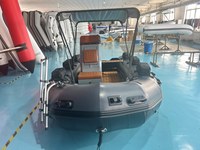 Bateau robuste RSA-HD420 gris foncé de 420 cm avec renfort de fond, console, auvent et échelle