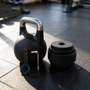 Kettlebell in Ghisa Personalizzabile con Logo 2026, <span class=keywords><strong>Attrezzatura</strong></span> Sportiva per Esercizi, Pesi Liberi, Opzioni di Peso da 12kg a 32kg - Product Image 1