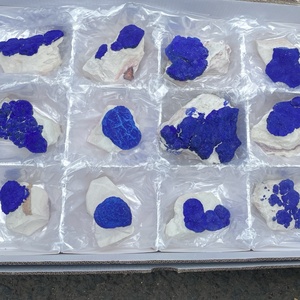 Geode di Azurite Naturale su Base - Grappolo di Cristalli Grezzi di Azurite Blu per Collezione e Decorazione Domestica - Product Image 3