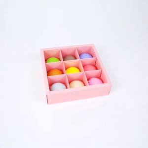 Boîte cadeau de 9 bonbons et friandises au chocolat blanc avec séparateurs en papier - Product Image 3