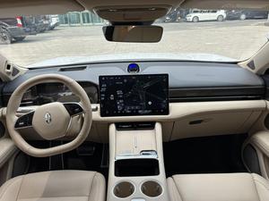 AITO M5 Extended-Range Ultra SUV 4x4 Usato 2025 Bianco su Sfondo Albicocca - Product Image 4