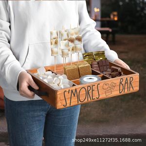 Plateau de service en bois pour S'mores avec compartiments pour guimauves, chocolat et galettes Graham - Product Image 1
