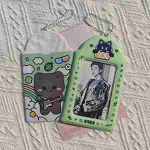 Muestra Gratis: Lindo Porta Tarjetas de PVC con Atractivo Llavero para Guardar Tarjetas de Crédito y Artículos de Papelería - Product Image 1
