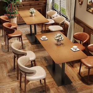 ชุดเฟอร์นิเจอร์ร้านอาหารเชิงพาณิชย์ทันสมัย โต๊ะไม้ยาวสีน้ำตาลอุ่นพร้อมขาโลหะสีดำ เก้าอี้หนังสีเบจแดง สำหรับร้านกาแฟ - Product Image 1