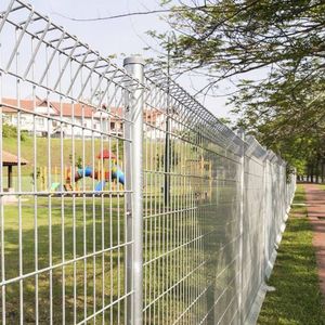 รั้วบ้านแบบ 3 มิติ สำหรับสวน รั้ว BRC สูง <span class=keywords><strong>6</strong></span> ฟุต เป็นมิตรกับสิ่งแวดล้อม ทำจากลวดตาข่ายเคลือบ PVC สำหรับสนามหลังบ้านและสนามหญ้า - Product Image 2