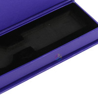 Boîte cadeau rigide de luxe personnalisée de couleur violette avec fermeture magnétique et insert en mousse noire pour porte-clés, bijoux et cadeaux promotionnels