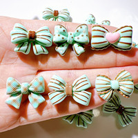 Breloques en résine nœud bleu, accessoires DIY, vente en gros, décoration de chaussures faite à la main, coque de téléphone