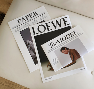 Papier de fond plat pour photographie, modèle illustré tenant des accessoires, décoration de personnage de mode de journal anglais - Product Image 1