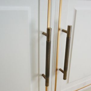 มือจับประตูตู้เสื้อผ้าแบบเรียบหรู ทำจากทองเหลืองบรอนซ์ขัดลาย - Product Image 6