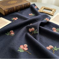 Donkerblauwe geweven denim-achtige stof met verspreide lychee-fruit kralen en pailletten borduurwerk Chinese Cheongsam jurken, jassen, rokken, tassen