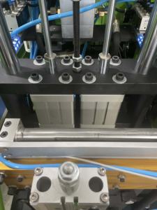 小型全自動プラスチック製ペットボトルブローマシン1500 Bphブロー成形機<span class=keywords><strong>2</strong></span>キャビティ1.5Lブロー成形機 - Product Image 3