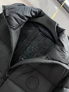 Chaquetas Acolchadas con Capucha de Moda: Emblema Redondo en el Pecho y Detalle en los Puños para un Estilo Invernal Chic - Product Image 5