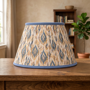 Abat-jour en lin Khadi bleu et beige |   Abat-jour en tissu géométrique plissé fait main pour lampes de table et lampadaires - Product Image 5