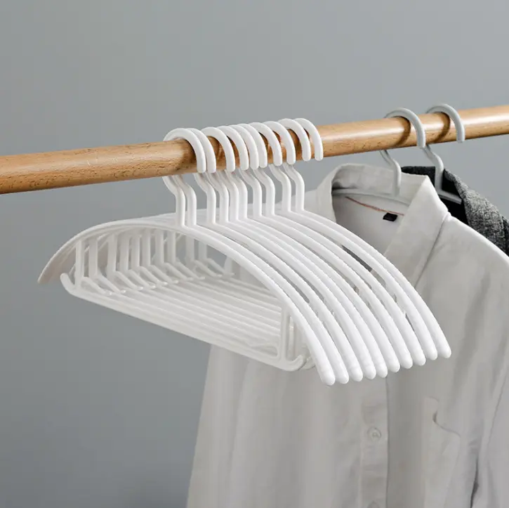 ราวแขวนเสื้อโค้ทพลาสติก PP สีสันสดใสสำหรับแขวนเสื้อผ้าที่แขวนเสื้อผ้าที่แขวนเสื้อโค้ทแบบสะพายไหล่กว้างทำจากพลาสติกไม่ลื่น