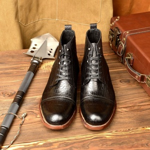 Bottes de travail rétro marron en cuir de vachette pur avec texture résistante à l'usure. Elles sont des bottines d'extérieur élégantes et luxueuses. - Product Image 6