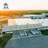 Bâtiment d'usine à grande portée en structure métallique avec toit ventilé et moniteur, usine de fabrication industrielle sur mesure