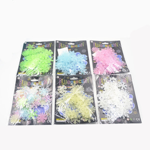 Adesivo Murale 3D a Fiocco di Neve Luminoso Fluorescente che si Illumina al Buio <span class=keywords><strong>per</strong></span> Decorazioni Natalizie in <span class=keywords><strong>Camera</strong></span> <span class=keywords><strong>da</strong></span> <span class=keywords><strong>Letto</strong></span> e Casa - Product Image 3