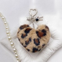 Nouveau porte-clés en peluche mignon à imprimé léopard en forme de cœur, porte-clés en peluche doux avec boules en peluche en forme de cœur