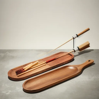 Plateau créatif pour barbecue américain, brochettes de viande espagnoles, salami, plateau en bois massif, spécialité hôtelière et de restaurant, support à brochettes