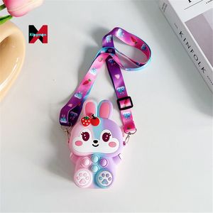Vanguard <span class=keywords><strong>2022</strong></span> nouvelle mode fraise lapin dessin animé enfants sac en Silicone bandoulière tout match étudiant porte-monnaie - Product Image 4