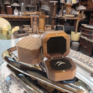 Boîte à bagues octogonale vintage en bois, étui à bijoux magnétique en noyer pour la présentation de bagues de fiançailles et de mariage - Product Image 3