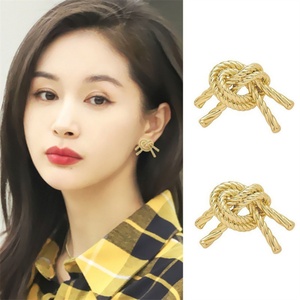 Bijoux personnalisés, boucles d'oreilles irrégulières, plaquées or 18 carats, boucles d'oreilles nœud - Product Image 4