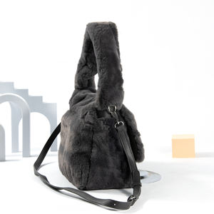 Bolso de mano profesional personalizado de invierno de felpa de color sólido Mini bolso de hombro para mujer - Product Image 3