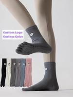 Chaussettes antidérapantes à 5 doigts avec logo personnalisé JZVINA, imprimé dessin animé, pour adultes, en coton et élasthanne, tricotées, avec grip antidérapant, pour Pilates.
