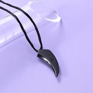 IJD12843 Loup En Acier Inoxydable <span class=keywords><strong>Dents</strong></span> avec Empreinte de patte <span class=keywords><strong>Collier</strong></span> <span class=keywords><strong>Pour</strong></span> Cendres Pendentif homme Commémorative Crémation Bijoux - Product Image 4