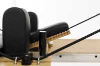 Cama de Pilates Profesional de Madera de Arce con Diseño Silencioso y Suave para Equipo de Entrenamiento de Pilates en Casa, Estudio o Comercial