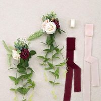 Nieuwe aanwinst: Kunstzijde rode bloemen bruiloft gangpad stoeldecoraties met lint - handgemaakt